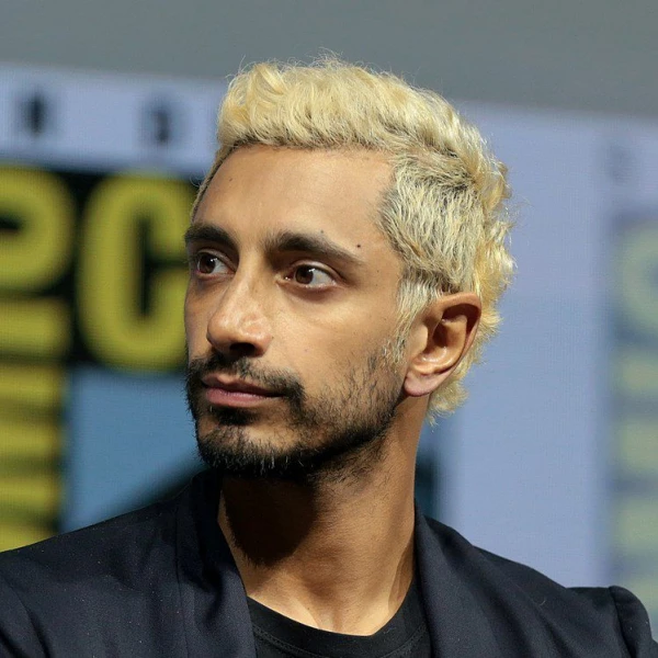 <strong>Riz Ahmed</strong>. Bild av Gage Skidmore.